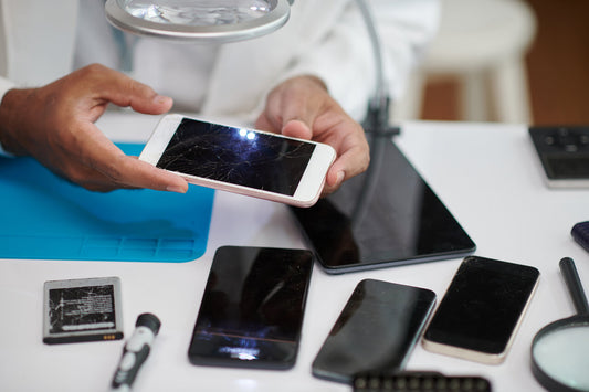 Smartphone Screen Repair: The Risks of DIY Fixes and the Advantages of Professional Services